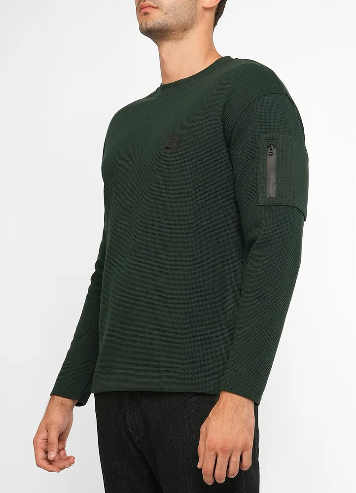 Sweatshirt.