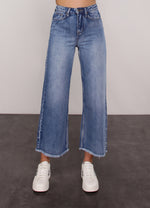 Load image into Gallery viewer, Cropped wide Leg Jeans
