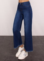 Load image into Gallery viewer, Cropped wide Leg Jeans.
